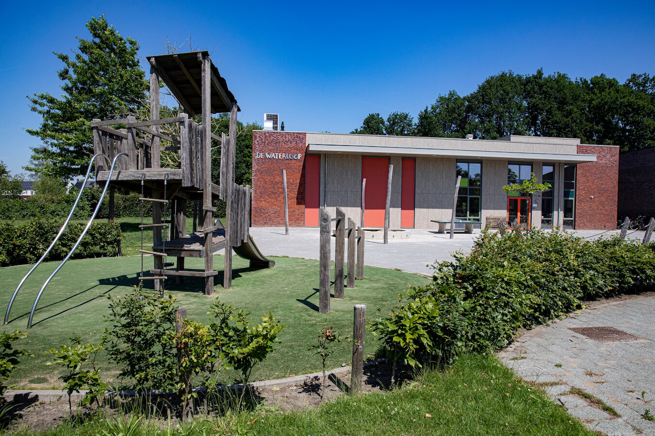 Afbeelding incl speeltuintje - van Montfort